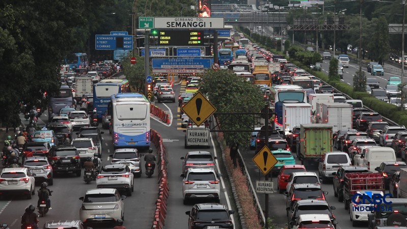 Kendaraan bermotor terjebak kemacetan lalu lintas di Jalan Gatot Subroto, Jakarta, Kamis (19/2/2026). (CNBC Indonesia/Muhammad Sabki)