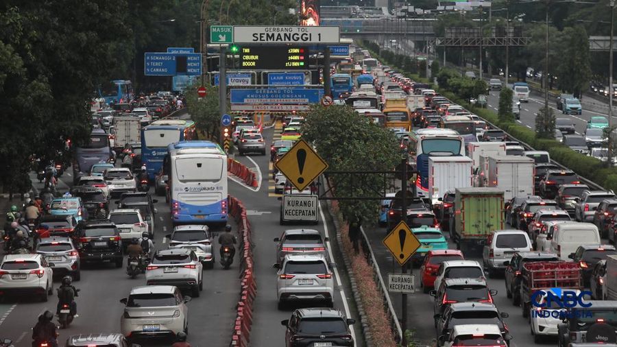 Kendaraan bermotor terjebak kemacetan lalu lintas di Jalan Gatot Subroto, Jakarta, Kamis (19/2/2026). (CNBC Indonesia/Muhammad Sabki)