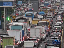Kendaraan bermotor terjebak kemacetan lalu lintas di Jalan Gatot Subroto, Jakarta, Kamis (19/2/2026). (CNBC Indonesia/Muhammad Sabki)