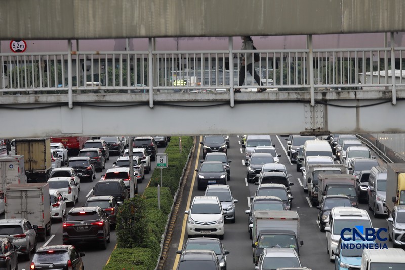 Kendaraan bermotor terjebak kemacetan lalu lintas di Jalan Gatot Subroto, Jakarta, Kamis (19/2/2026). (CNBC Indonesia/Muhammad Sabki)