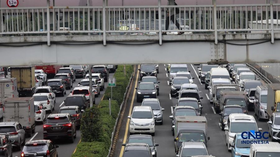 Kendaraan bermotor terjebak kemacetan lalu lintas di Jalan Gatot Subroto, Jakarta, Kamis (19/2/2026). (CNBC Indonesia/Muhammad Sabki)
