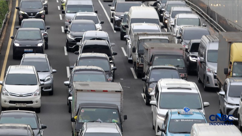 Kendaraan bermotor terjebak kemacetan lalu lintas di Jalan Gatot Subroto, Jakarta, Kamis (19/2/2026). (CNBC Indonesia/Muhammad Sabki)