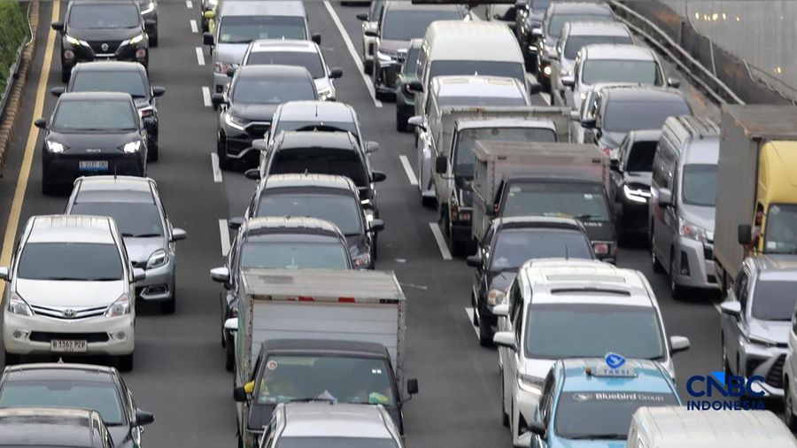 Kendaraan bermotor terjebak kemacetan lalu lintas di Jalan Gatot Subroto, Jakarta, Kamis (19/2/2026). (CNBC Indonesia/Muhammad Sabki)
