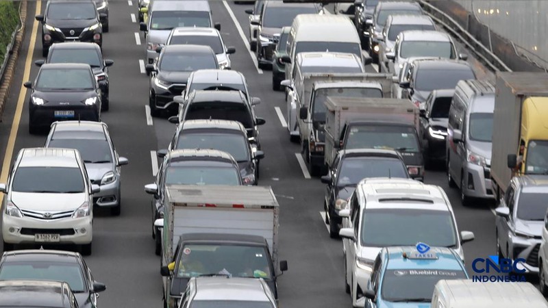 Kendaraan bermotor terjebak kemacetan lalu lintas di Jalan Gatot Subroto, Jakarta, Kamis (19/2/2026). (CNBC Indonesia/Muhammad Sabki)