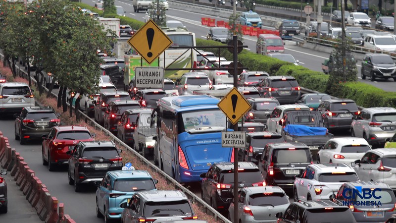 Kendaraan bermotor terjebak kemacetan lalu lintas di Jalan Gatot Subroto, Jakarta, Kamis (19/2/2026). (CNBC Indonesia/Muhammad Sabki)