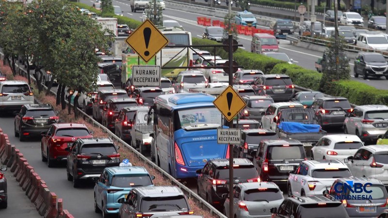 Kendaraan bermotor terjebak kemacetan lalu lintas di Jalan Gatot Subroto, Jakarta, Kamis (19/2/2026). (CNBC Indonesia/Muhammad Sabki)