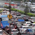 Kendaraan bermotor terjebak kemacetan lalu lintas di Jalan Gatot Subroto, Jakarta, Kamis (19/2/2026). (CNBC Indonesia/Muhammad Sabki)