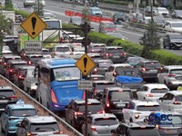 Kendaraan bermotor terjebak kemacetan lalu lintas di Jalan Gatot Subroto, Jakarta, Kamis (19/2/2026). (CNBC Indonesia/Muhammad Sabki)