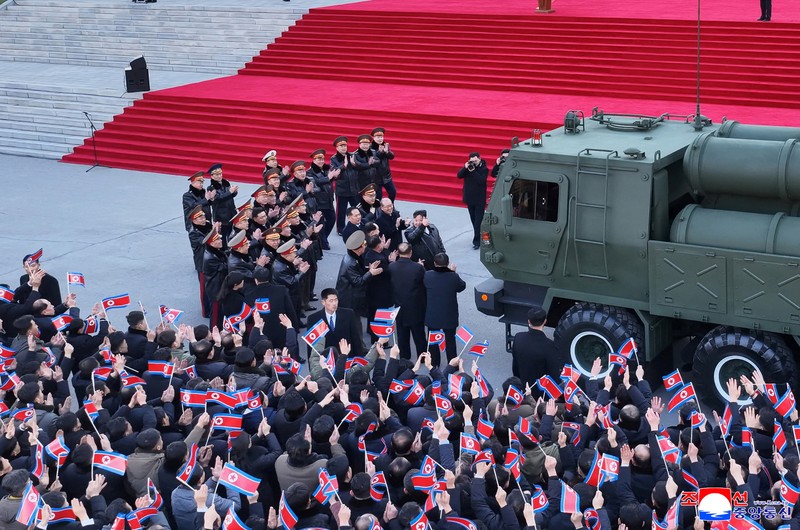 Korea Utara (Korut) memamerkan serangkaian peluncur roket berukuran besar, yang diklaim memiliki kemampuan nuklir. (via REUTERS/KCNA)