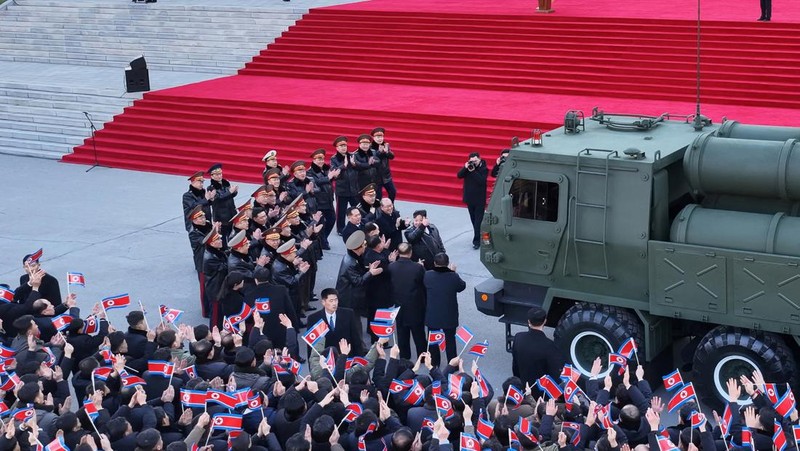 Korea Utara (Korut) memamerkan serangkaian peluncur roket berukuran besar, yang diklaim memiliki kemampuan nuklir. (via REUTERS/KCNA)