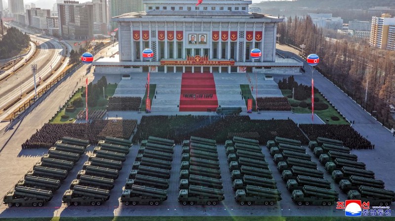 Korea Utara (Korut) memamerkan serangkaian peluncur roket berukuran besar, yang diklaim memiliki kemampuan nuklir. (via REUTERS/KCNA)