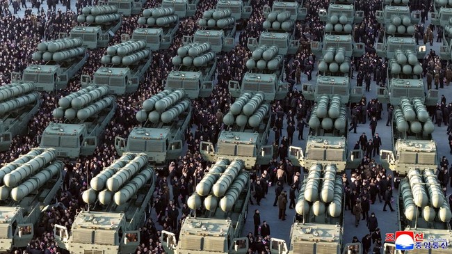 Potret Kim Jong Un Pamerkan Sistem Peluncur Nuklir Korea Utara