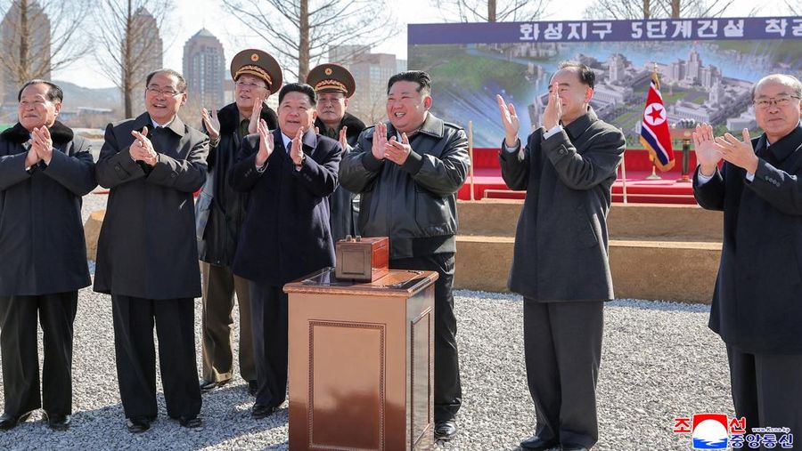 Korea Utara (Korut) memamerkan serangkaian peluncur roket berukuran besar, yang diklaim memiliki kemampuan nuklir. (via REUTERS/KCNA)