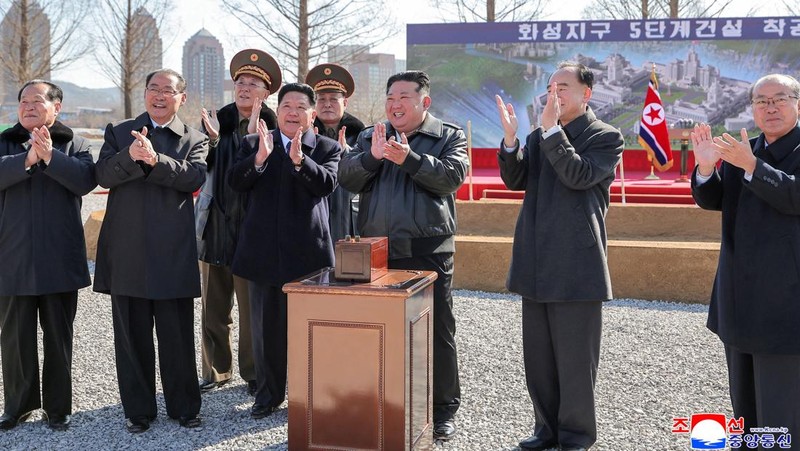 Korea Utara (Korut) memamerkan serangkaian peluncur roket berukuran besar, yang diklaim memiliki kemampuan nuklir. (via REUTERS/KCNA)