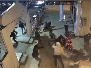 Pemuda Nongkrong di Masjid Polman Diserang Sejumlah OTK Bawa Parang