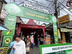 Kampung Jawa Denpasar Diserbu Pemburu Takjil di Puasa Hari Pertama