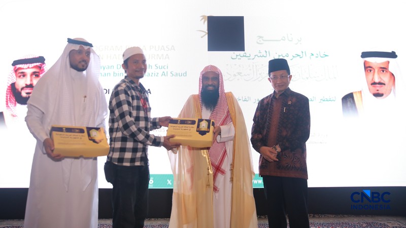 Umat muslim bersiap untuk berbuka puasa pada hari pertama Ramadan di Masjid Istiqlal, Jakarta, Kamis (19/2/2026). (CNBC Indonesia/Faisal Rahman)