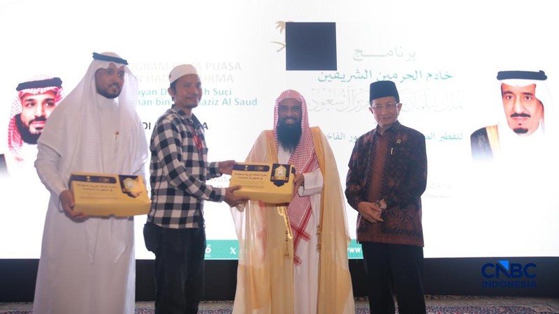 Umat muslim bersiap untuk berbuka puasa pada hari pertama Ramadan di Masjid Istiqlal, Jakarta, Kamis (19/2/2026). (CNBC Indonesia/Faisal Rahman)