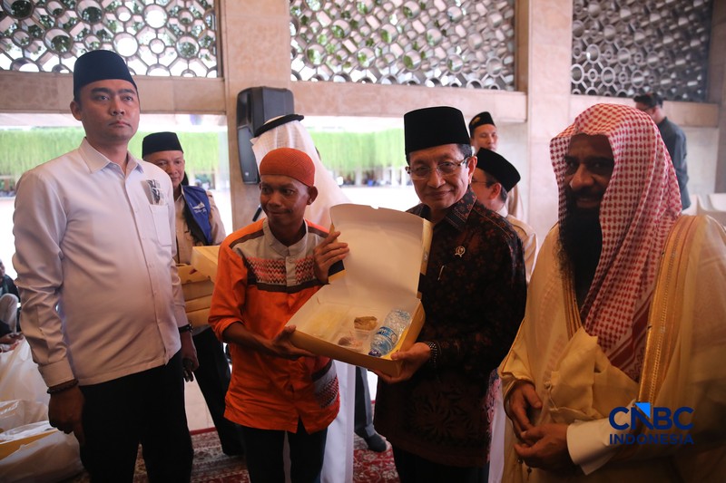 Umat muslim bersiap untuk berbuka puasa pada hari pertama Ramadan di Masjid Istiqlal, Jakarta, Kamis (19/2/2026). (CNBC Indonesia/Faisal Rahman)