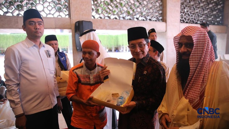 Umat muslim bersiap untuk berbuka puasa pada hari pertama Ramadan di Masjid Istiqlal, Jakarta, Kamis (19/2/2026). (CNBC Indonesia/Faisal Rahman)