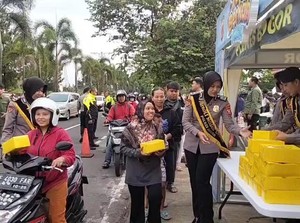 Polres Bogor Bagi-bagi Takjil di Pakansari Bogor