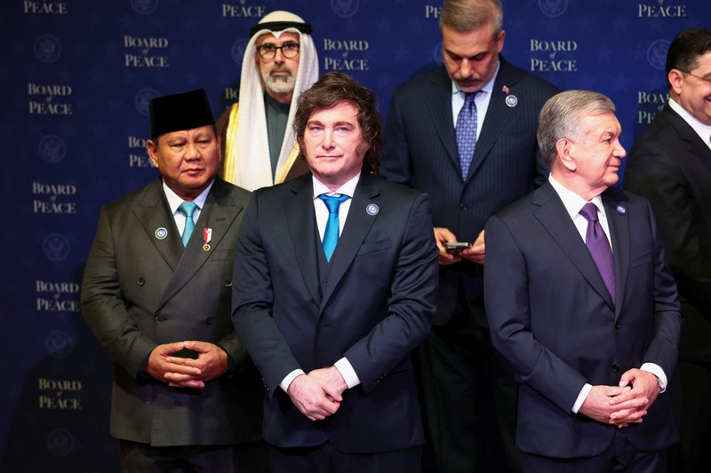 Presiden AS Donald Trump berdiri bersama para pemimpin dunia yang berpartisipasi dalam pertemuan perdana Dewan Perdamaian di Institut Perdamaian AS di Washington, D.C., AS, 19 Februari 2026. (REUTERS/Kevin Lamarque)