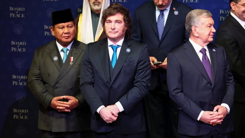 Presiden AS Donald Trump berdiri bersama para pemimpin dunia yang berpartisipasi dalam pertemuan perdana Dewan Perdamaian di Institut Perdamaian AS di Washington, D.C., AS, 19 Februari 2026. (REUTERS/Kevin Lamarque)