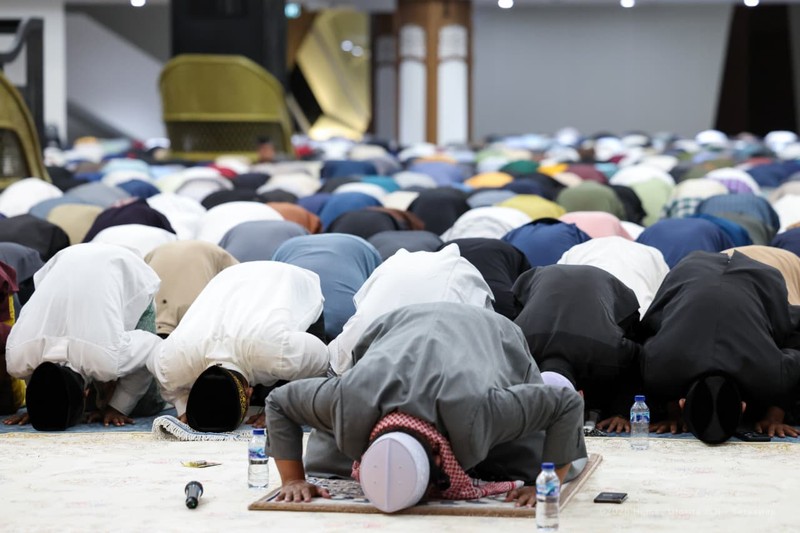 Ribuan jamaah dari berbagai daerah di Kalimantan Timur memadati Masjid Negara IKN untuk melaksanakan salat Tarawih perdana pada 1 Ramadan 1447 H, Rabu (18/2/2026). (Dok. Humas Otorita IKN/Setyawan)