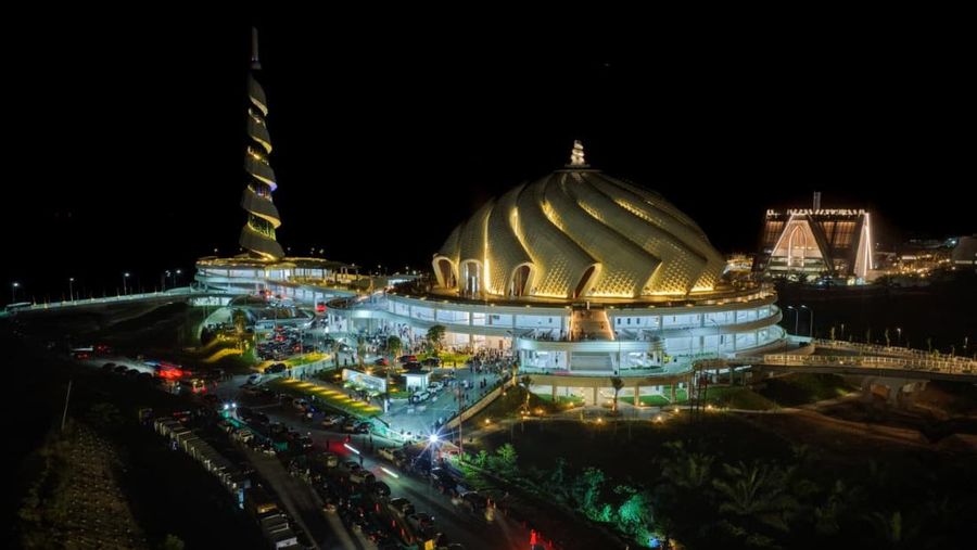 Ribuan jamaah dari berbagai daerah di Kalimantan Timur memadati Masjid Negara IKN untuk melaksanakan salat Tarawih perdana pada 1 Ramadan 1447 H, Rabu (18/2/2026). (Dok. Humas Otorita IKN/Setyawan)