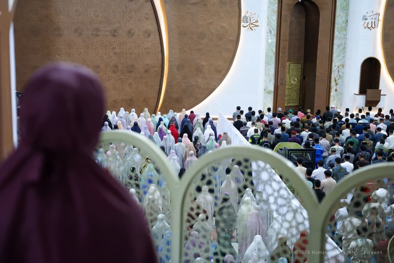 Ribuan jamaah dari berbagai daerah di Kalimantan Timur memadati Masjid Negara IKN untuk melaksanakan salat Tarawih perdana pada 1 Ramadan 1447 H, Rabu (18/2/2026). (Dok. Humas Otorita IKN/Setyawan)