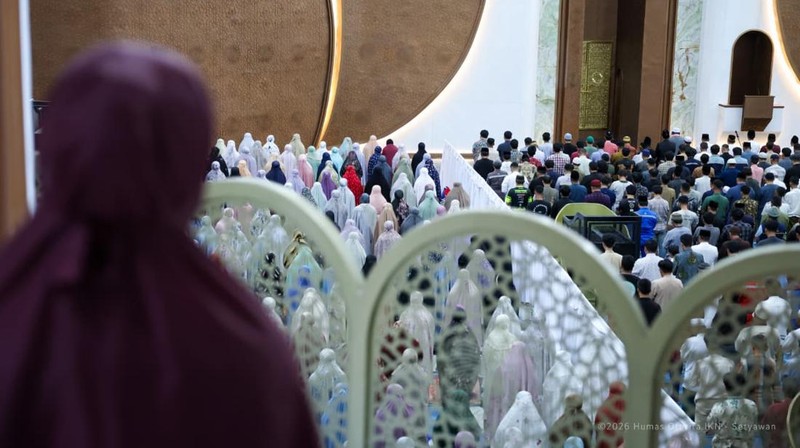 Ribuan jamaah dari berbagai daerah di Kalimantan Timur memadati Masjid Negara IKN untuk melaksanakan salat Tarawih perdana pada 1 Ramadan 1447 H, Rabu (18/2/2026). (Dok. Humas Otorita IKN/Setyawan)