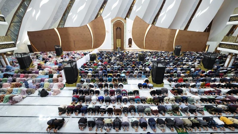 Ribuan jamaah dari berbagai daerah di Kalimantan Timur memadati Masjid Negara IKN untuk melaksanakan salat Tarawih perdana pada 1 Ramadan 1447 H, Rabu (18/2/2026). (Dok. Humas Otorita IKN/Setyawan)