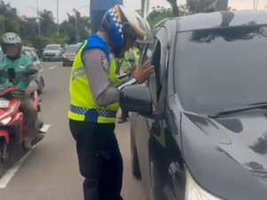Ditlantas Polda Metro Kini Tindak Pelanggar Lalin Pakai ETLE Mobile Handheld Presisi