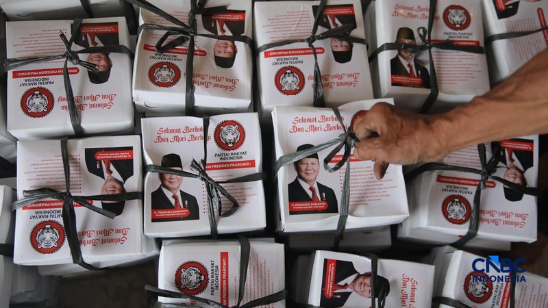 Umat muslim bersiap untuk berbuka puasa pada hari pertama Ramadan di Masjid Istiqlal, Jakarta, Kamis (19/2/2026). (CNBC Indonesia/Faisal Rahman)