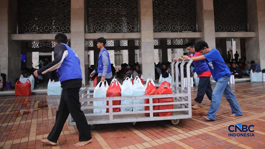 Umat muslim bersiap untuk berbuka puasa pada hari pertama Ramadan di Masjid Istiqlal, Jakarta, Kamis (19/2/2026). (CNBC Indonesia/Faisal Rahman)