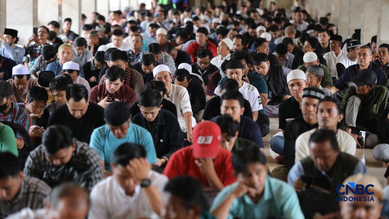 Umat muslim bersiap untuk berbuka puasa pada hari pertama Ramadan di Masjid Istiqlal, Jakarta, Kamis (19/2/2026). (CNBC Indonesia/Faisal Rahman)