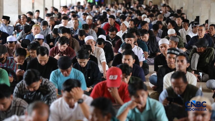 Umat muslim bersiap untuk berbuka puasa pada hari pertama Ramadan di Masjid Istiqlal, Jakarta, Kamis (19/2/2026). (CNBC Indonesia/Faisal Rahman)