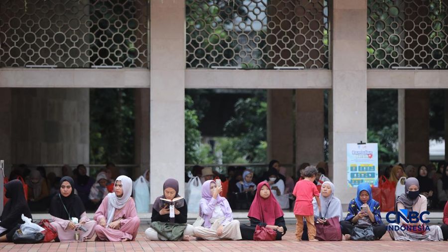 Umat muslim bersiap untuk berbuka puasa pada hari pertama Ramadan di Masjid Istiqlal, Jakarta, Kamis (19/2/2026). (CNBC Indonesia/Faisal Rahman)