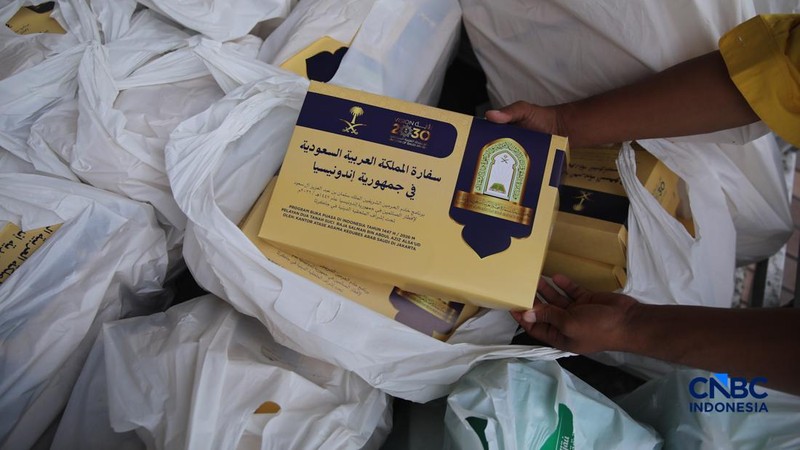 Umat muslim bersiap untuk berbuka puasa pada hari pertama Ramadan di Masjid Istiqlal, Jakarta, Kamis (19/2/2026). (CNBC Indonesia/Faisal Rahman)