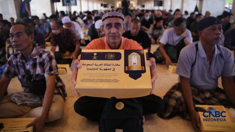 Umat muslim bersiap untuk berbuka puasa pada hari pertama Ramadan di Masjid Istiqlal, Jakarta, Kamis (19/2/2026). (CNBC Indonesia/Faisal Rahman)