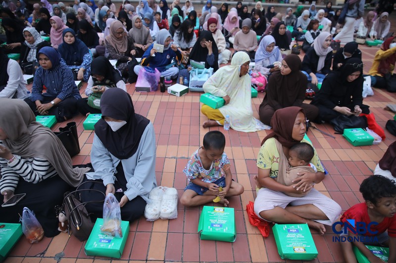 Umat muslim bersiap untuk berbuka puasa pada hari pertama Ramadan di Masjid Istiqlal, Jakarta, Kamis (19/2/2026). (CNBC Indonesia/Faisal Rahman)