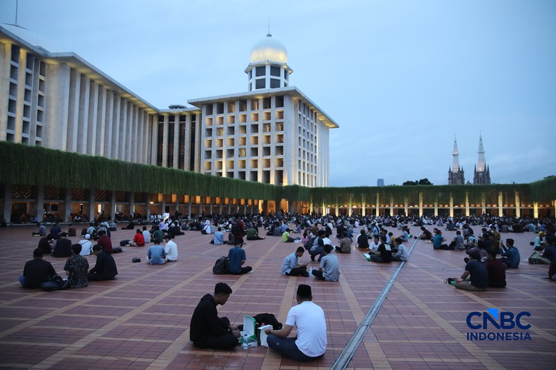 Umat muslim bersiap untuk berbuka puasa pada hari pertama Ramadan di Masjid Istiqlal, Jakarta, Kamis (19/2/2026). (CNBC Indonesia/Faisal Rahman)