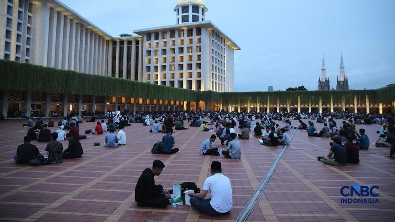 Umat muslim bersiap untuk berbuka puasa pada hari pertama Ramadan di Masjid Istiqlal, Jakarta, Kamis (19/2/2026). (CNBC Indonesia/Faisal Rahman)