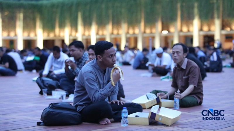Umat muslim bersiap untuk berbuka puasa pada hari pertama Ramadan di Masjid Istiqlal, Jakarta, Kamis (19/2/2026). (CNBC Indonesia/Faisal Rahman)