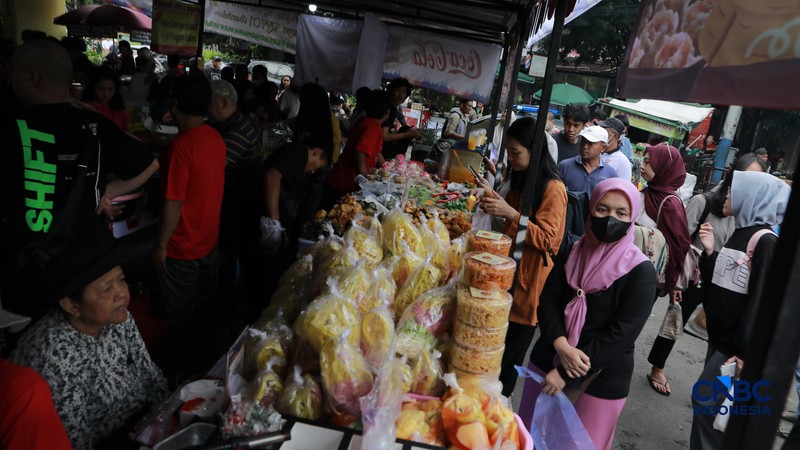 Warga membeli jajanan di Pasar jajanan untuk buka puasa atau bazar takjil di Bendungan Hilir (Benhil), Jakarta, Kamis, (19/2/2026). (CNBC Indonesia/Muhammad Sabki)