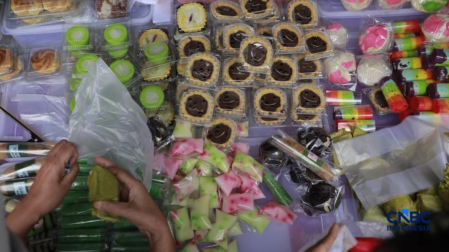 Warga membeli jajanan di Pasar jajanan untuk buka puasa atau bazar takjil di Bendungan Hilir (Benhil), Jakarta, Kamis, (19/2/2026). (CNBC Indonesia/Muhammad Sabki)