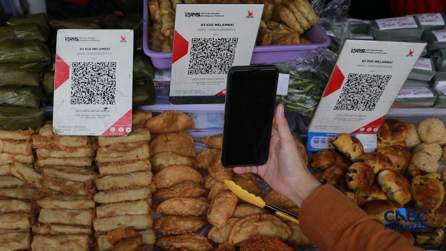 Warga membeli jajanan di Pasar jajanan untuk buka puasa atau bazar takjil di Bendungan Hilir (Benhil), Jakarta, Kamis, (19/2/2026). (CNBC Indonesia/Muhammad Sabki)