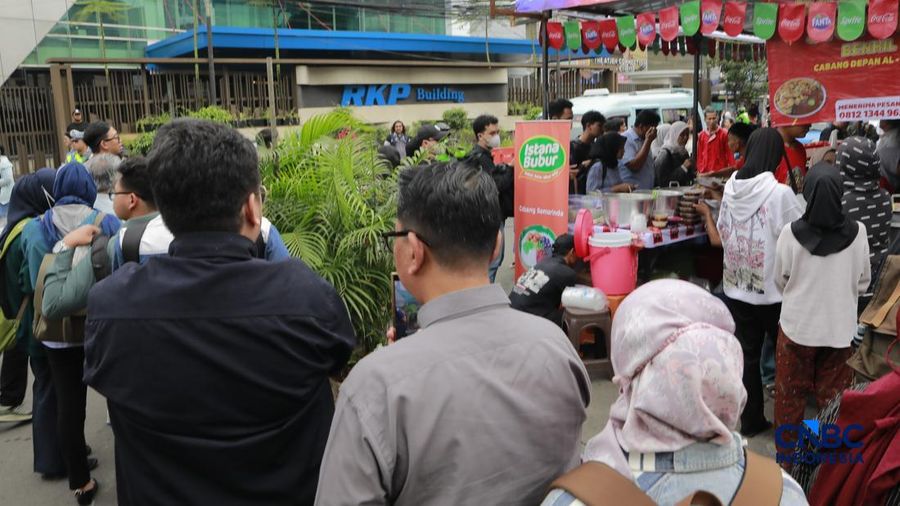 Warga membeli jajanan di Pasar jajanan untuk buka puasa atau bazar takjil di Bendungan Hilir (Benhil), Jakarta, Kamis, (19/2/2026). (CNBC Indonesia/Muhammad Sabki)