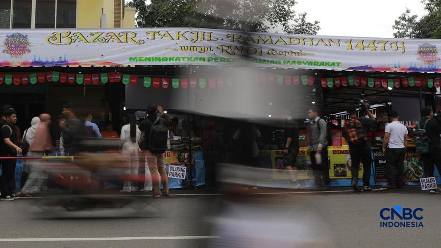 Warga membeli jajanan di Pasar jajanan untuk buka puasa atau bazar takjil di Bendungan Hilir (Benhil), Jakarta, Kamis, (19/2/2026). (CNBC Indonesia/Muhammad Sabki)
