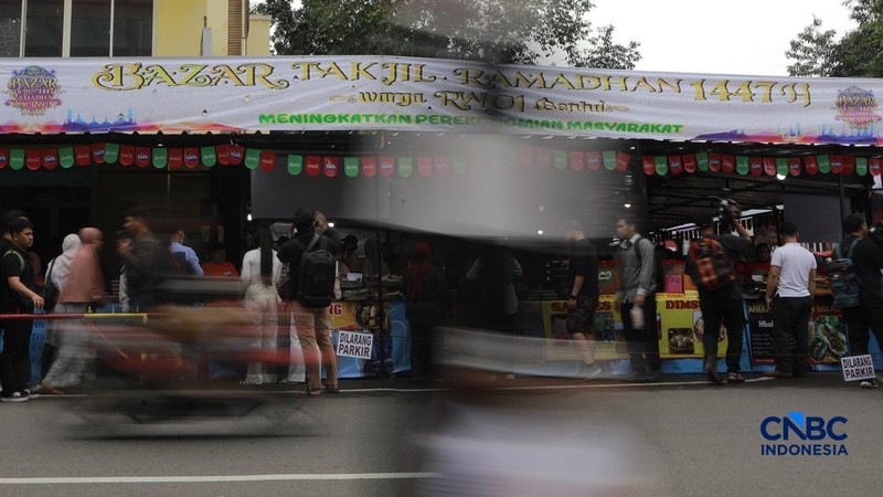 Warga membeli jajanan di Pasar jajanan untuk buka puasa atau bazar takjil di Bendungan Hilir (Benhil), Jakarta, Kamis, (19/2/2026). (CNBC Indonesia/Muhammad Sabki)